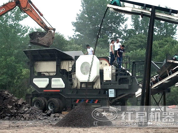 移動(dòng)顎式破碎機(jī)工作現(xiàn)場(chǎng)